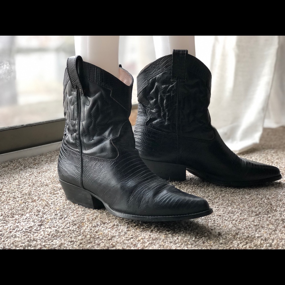 Nine West leather snake skin stamped booties!